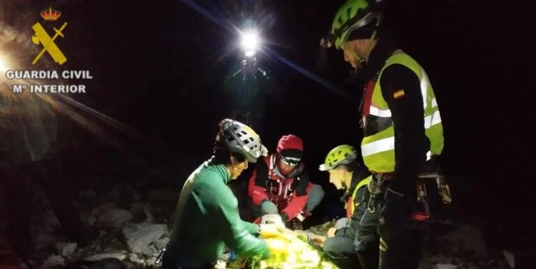Rescate crítico en el glaciar del Aneto: nueve horas de caminata con la camilla bajo lluvia, niebla y granizo