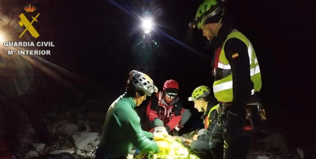 Rescate crítico en el glaciar del Aneto: nueve horas de caminata con la camilla bajo lluvia, niebla y granizo