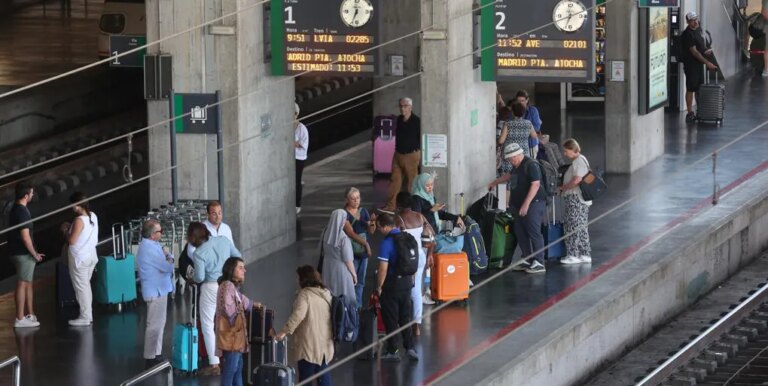 La última de Renfe: un tren sale de Cádiz, se demora en Sevilla, se queda en Córdoba sin maquinista y el viaje acaba en autobús a Jaén