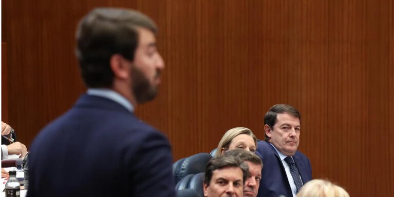 Mañueco explota «la pinza PSOE-Vox» y Gallardo le pide «recuperar la cordura»