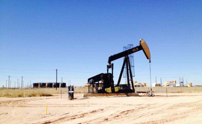 El petróleo cae con fuerza: la OPEP+ prevé aumentar la producción en octubre