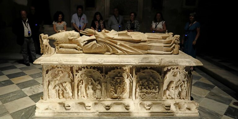 La Catedral de Sevilla amplía sus visitas culturales 'De profundis' y abre nuevas fechas
