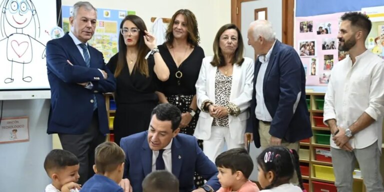 Juanma Moreno advierte que la caída de la natalidad «no va a frenar» y pide una reflexión en el inicio del curso escolar