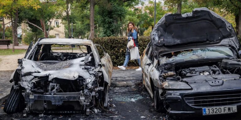 Alarma en Usera: amanecen tres coches calcinados tras la ola de vandalismo