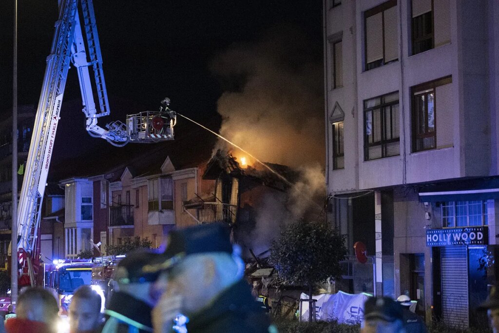 Tres desaparecidos en el derrumbe de un edificio en Santander por una explosión de gas