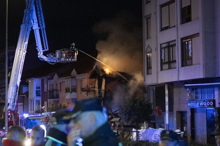 Tres desaparecidos en el derrumbe de un edificio en Santander por una explosión de gas