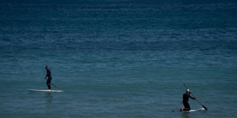 Un bañista localiza el cadáver de una mujer de 55 años flotando en la playa de Levante (Barcelona)