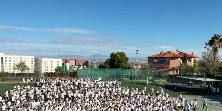 1.500 alumnos de Murcia y la Vega Baja de Alicante estrechan lazos con 16 países en el Día Mundial del Bienestar
