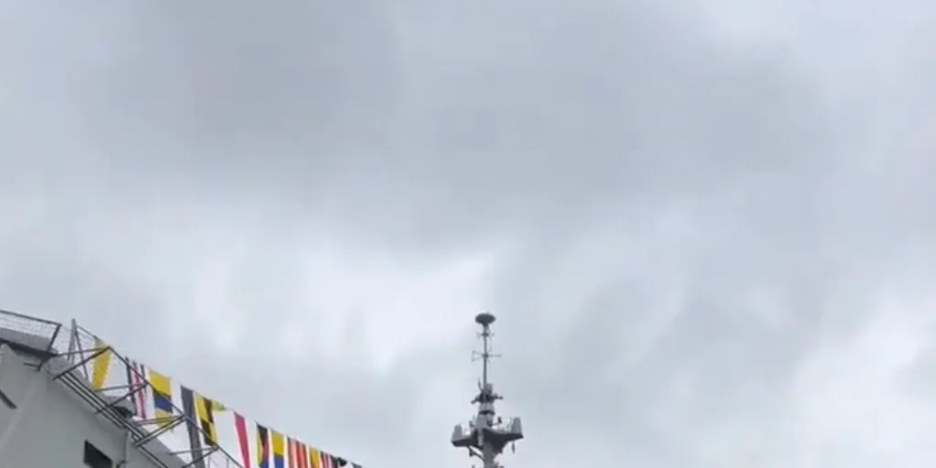Largas colas para visitar el buque de la Armada Juan Carlos I en Barcelona