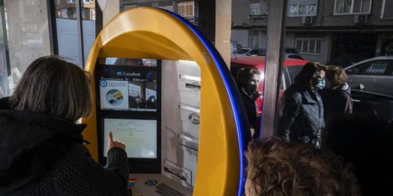 Detenida en Murcia una mujer de 65 años por estafar durante un año más de 100.000 euros a la anciana que cuidaba