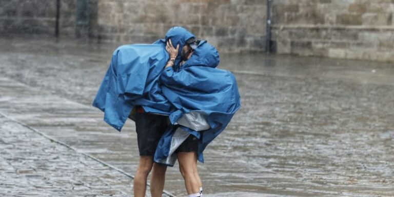 Kirk desborda ríos, deja 23.000 hogares sin luz y calles anegadas en Galicia