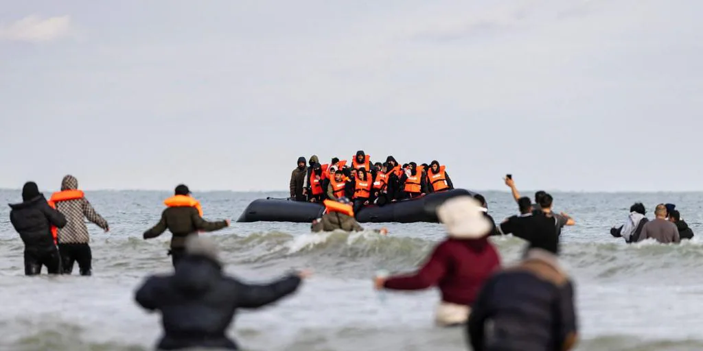Llegan casi 500 inmigrantes a Reino Unido en nueve embarcaciones a través del canal de la Mancha