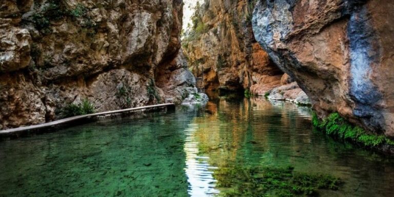 El pueblo de Teruel con una ruta de senderismo entre cascadas perfecta para el otoño: dónde está y cómo llegar