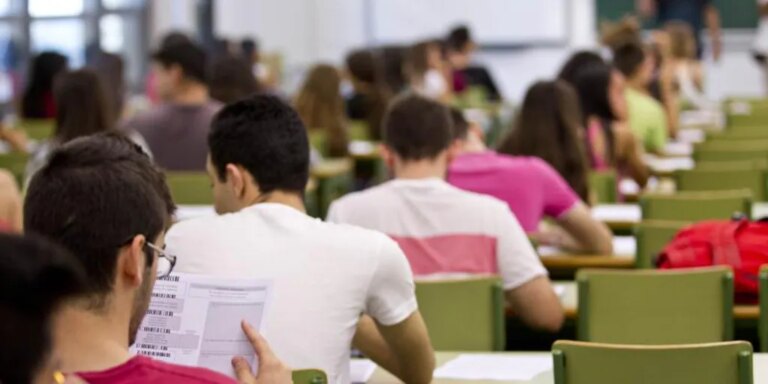 Más de 15.000 alumnos piden en un día el título oficial automático de valenciano con la ley de Mazón