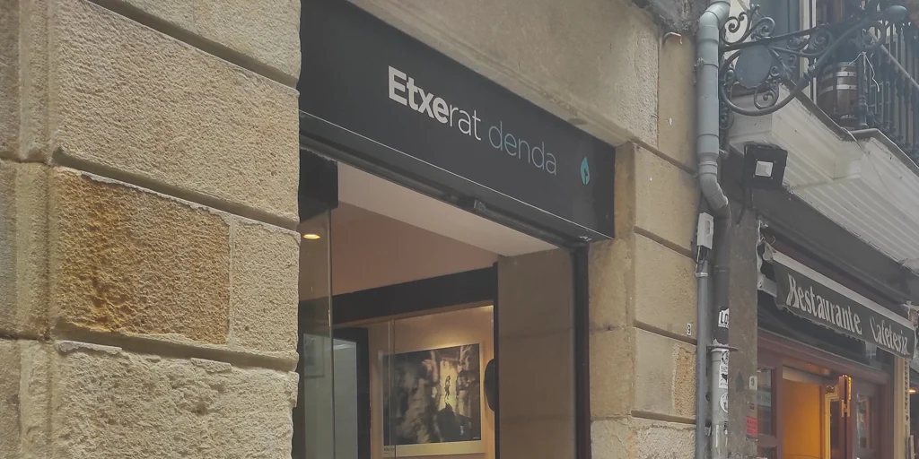 La organización de apoyo a los presos de ETA inaugura una tienda para hacer caja a favor de los terroristas