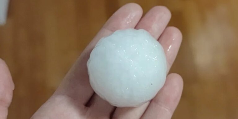 El granizo causa graves destrozos a vehículos, viviendas y cultivos en El Ejido