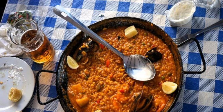 La mejor paella valenciana de Cantabria se sirve en este restaurante: precio y dónde está
