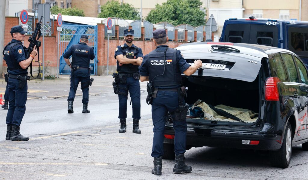 Trescientos policías peinan las Tres Mil Viviendas de Sevilla tras los tiroteos en una operación con una decena de detenidos
