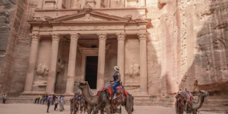 Investigadores hallan una tumba secreta con 12 esqueletos bajo el Tesoro de Petra