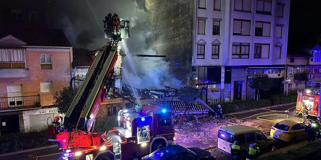 Se derrumba un edificio en Santander por una explosión y se busca a tres desaparecidos