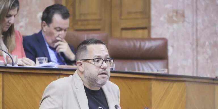El Parlamento andaluz envía al Congreso una ley de Adelante para poner gratis las gafas a menores