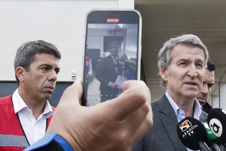 Feijóo cita a Mazón y el resto de barones a una reunión por videollamada para coordinar la "ayuda" a Valencia