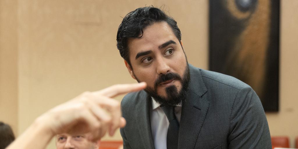 Multan a Alvise con 5.000 euros por publicar fotos de la hija de Óscar Puente cuando era menor