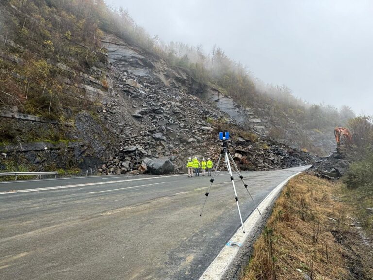 Avanzan «adecuadamente» los trabajos para recuperar la AP-66, que podría abrir este domingo, dos semanas después del derrumbe