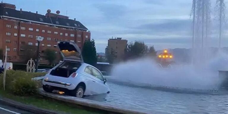 Empotra su coche en una fuente de Oviedo tras impactar con otro vehículo