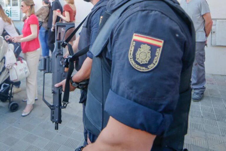 Una pelea por el wifi en un piso de estudiantes se salda con una joven herida por un hacha y otro con un dedo amputado