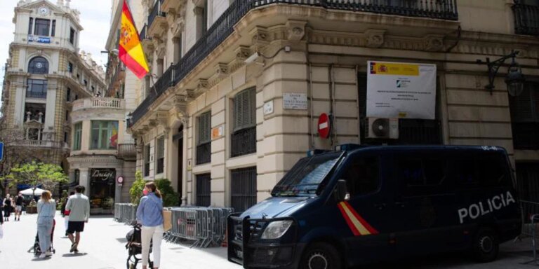La Generalitat cambia de criterio y busca ahora la salida de la Policía de la sede de Vía Layetana