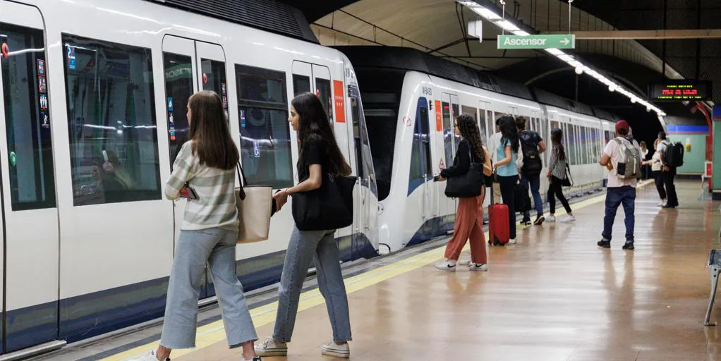 Un alumno de la Escuela Nacional de Policía rescata a una joven que caminaba dentro «desorientada» de un túnel del metro de Madrid