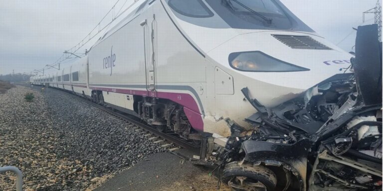 Al menos dos muertos en el choque entre un tren y un turismo en un paso a nivel en Palencia