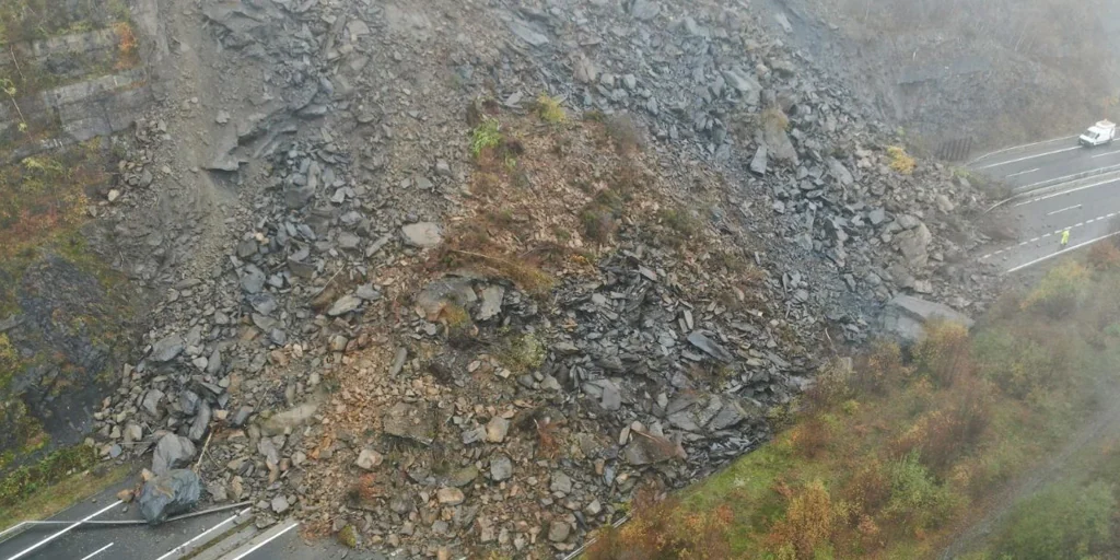 Un desprendimiento de toneladas de roca y tierra sobre la AP-66 obliga a ir 'sine die' por el puerto de Pajares para viajar entre Asturias y la Meseta