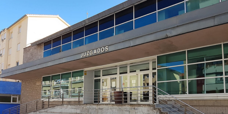 Un juzgado reconoce a una abuela el derecho de adaptar su jornada laboral para cuidar de su nieta