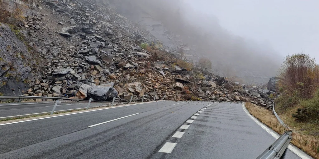 Un desprendimiento de tierra en una carretera de Asturias obliga a cortar totalmente el tráfico