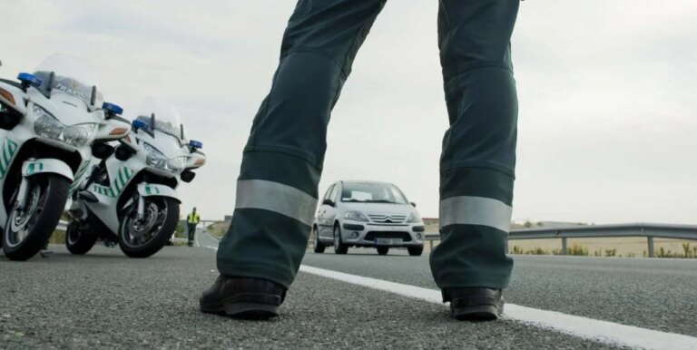 Atropellan a un trabajador de conservación de carreteras en la A-1051 a la altura de Roquetas de Mar