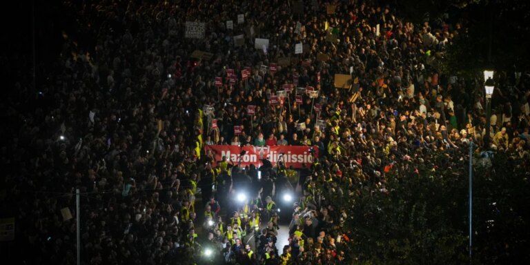 La izquierda valenciana aprovecha una protesta multitudinaria contra Mazón por su gestión de la DANA para cobrar protagonismo