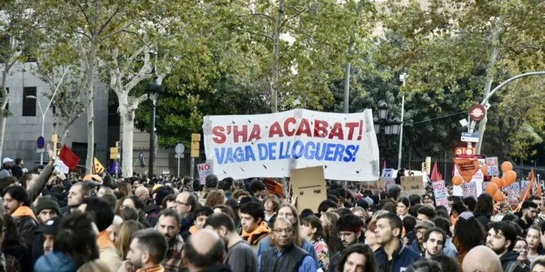 Masiva manifestación por la vivienda en Barcelona para exigir la bajada de los precios del alquiler