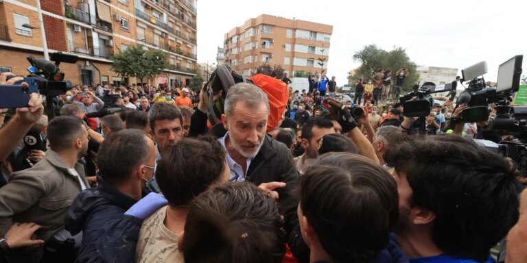 Malestar en La Moncloa con los Reyes por quedarse a hablar «con los que han pegado a Pedro»