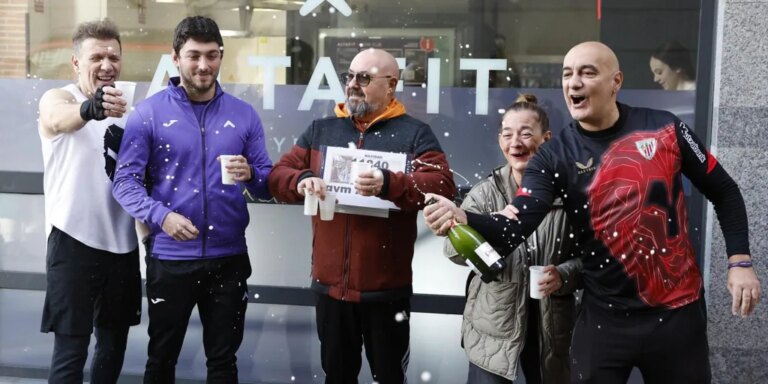 Los socios de un gimnasio de Bilbao, entre ellos el hermano de una víctima de ETA, se llevan parte del tercer premio