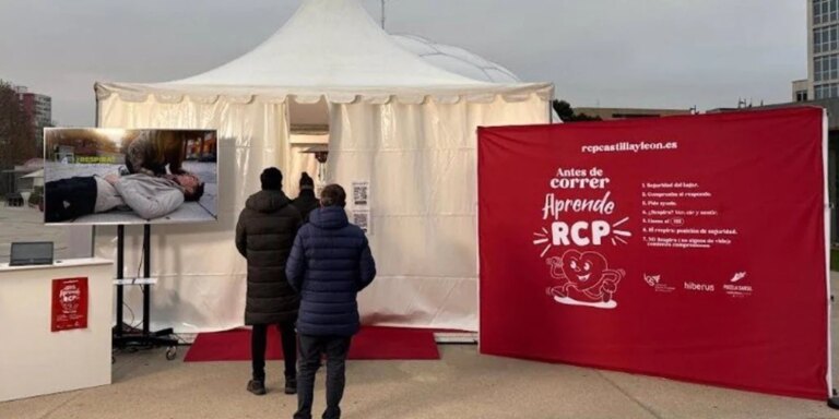 Sacyl enseña reanimación cardiopulmonar en la plaza del Milenio de Valladolid
