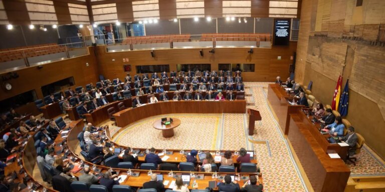 El PP de Ayuso aprovecha sus segundos presupuestos con mayoría absoluta para exigir elecciones a Sánchez