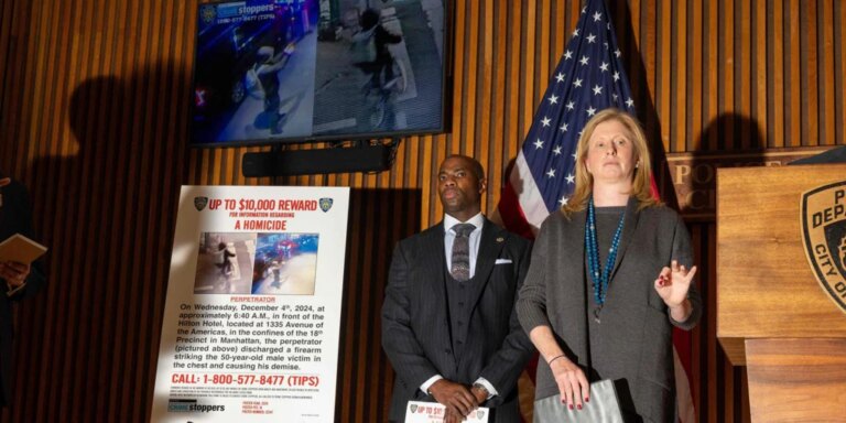 La mujer del CEO de UnitedHealthcare reconoce que recibió amenazas antes de ser asesinado a tiros