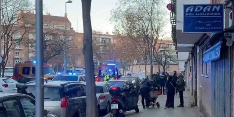 Un hombre cose a puñaladas a su expareja y a su actual novio en un piso de Canillejas