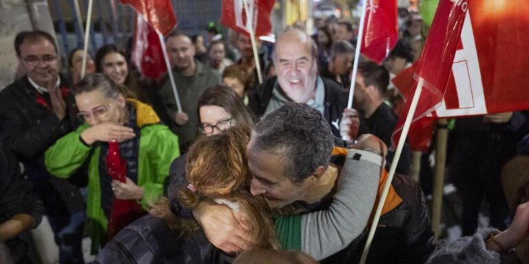 Más de un centenar de docentes se encierran en centros educativos de Cantabria para exigir negociar la adecuación salarial