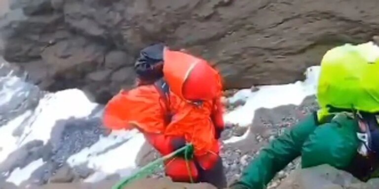 Las imágenes del arriesgado rescate: un montañero enriscado pasa la noche aterido por el frío en el pico Pineta del Pirineo aragonés