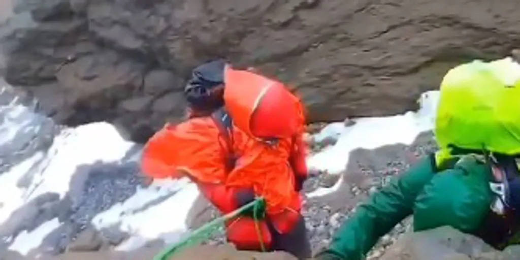 Las imágenes del arriesgado rescate: un montañero enriscado pasa la noche aterido por el frío en el pico Pineta del Pirineo aragonés