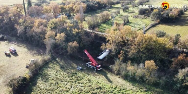 Un camión cargado con casi 11.000 kilos de gas propano vuelca cerca de Aínsa