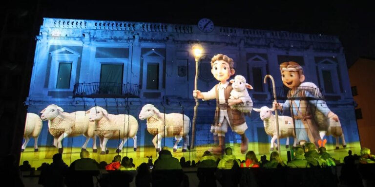 Caras de ilusión en el videomapping que conecta con la verdadera Navidad en la Corredera